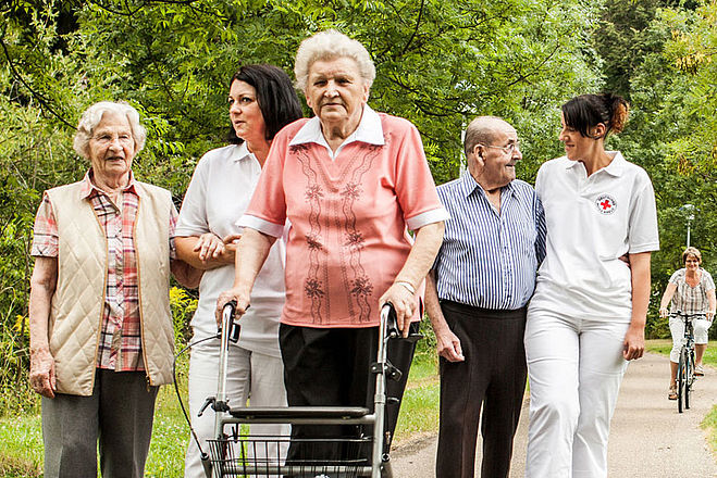 Gruppenbild Senioren beim Spazieren gehen. 